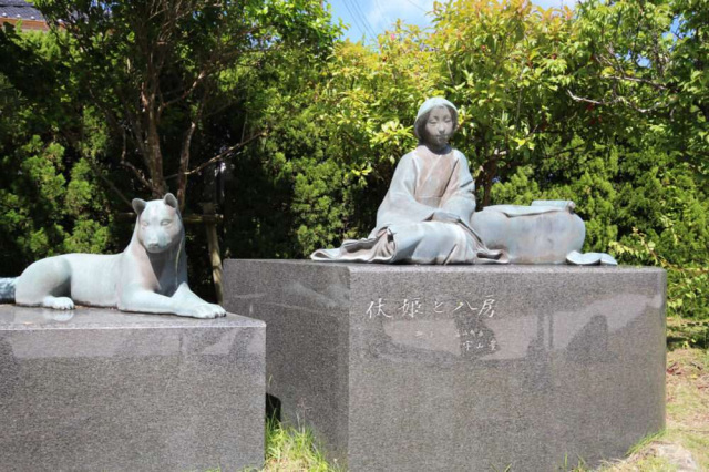 伏姫と八房の像