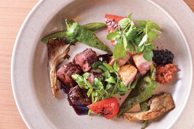 房総産鹿肉の炭火ステーキ(左)と房総産猪肉の炭火ステーキ(右)