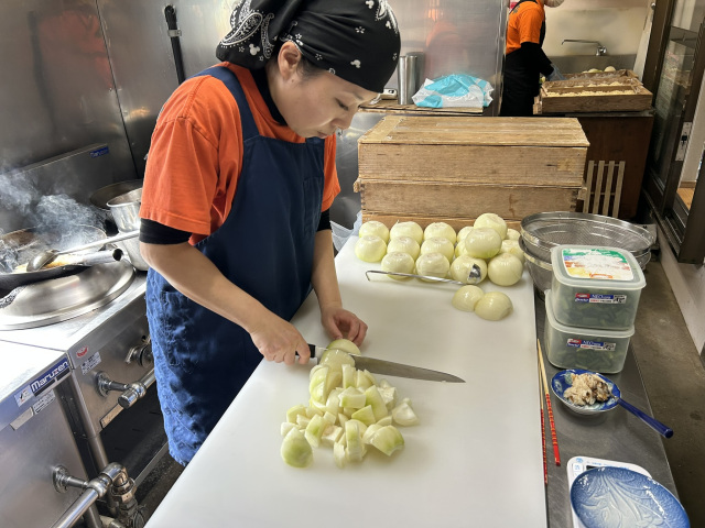 ①玉ねぎをカット