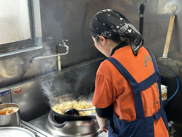 ②切った玉ねぎを炒める