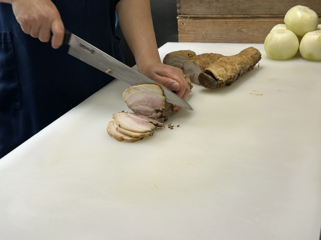 ③チャーシューをカット ※アリランチャーシューの場合