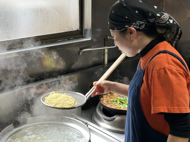 ⑤こだわりの自家製麺を茹で上げ