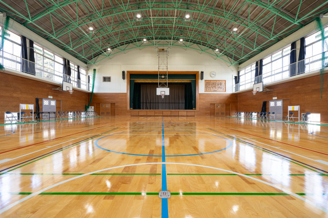 仲間と泊まる学校　さんむ西小　体育館