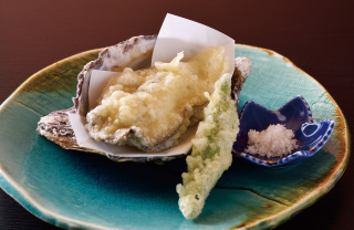 江戸前オイスターの天ぷら。カキのジューシーさが際立つ一皿