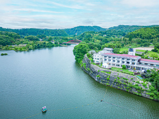 紅葉やバス釣りの名所として知られる亀山湖の湖畔にたつ「亀山温泉ホテル」