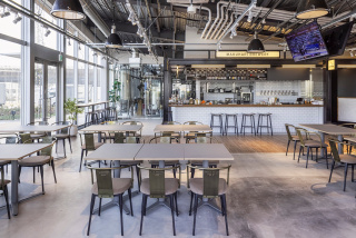 ガラス張りで明るい店内