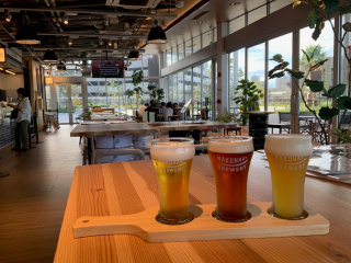 オシャレな雰囲気のなか、お食事やビールが楽しめます。