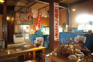 店内は、昭和の「海の家」をモチーフとした落ち着いた雰囲気
