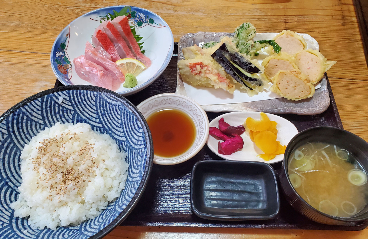 勝浦港㊆市場食堂 勝喰