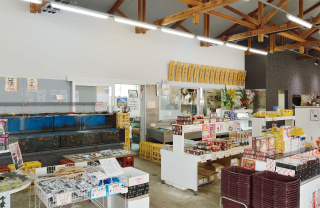 千葉県の名産品や、鮮魚コーナーなどの売店も併設