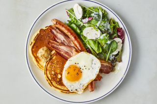 ほんのり甘いパンケーキにベーコンの塩味と目玉焼きがたまらない「熟成ベーコンとソーセージ＆フライドエッグのパンケーキ」