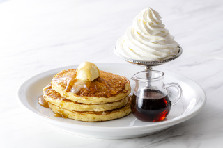 香ばしいバターの香りとやさしい甘さのふわもち食感のパンケーキをシンプルに味わえる「クラシックパンケーキ」