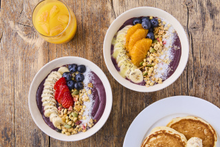 10種類の穀物とフレッシュフルーツたっぷりの「アサイーボウルストロベリー／アサイーボウルレモンオレンジ」