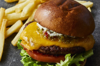 7種類のハンバーガーのラインナップ　1番シンプルな「チェダーチーズバーガー」