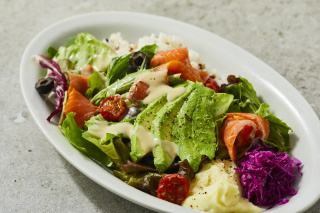 クリーミーなセサミドレッシングで食べるたっぷり具材でヘルシーな「アボカドとスモークサーモンのサラダライス」