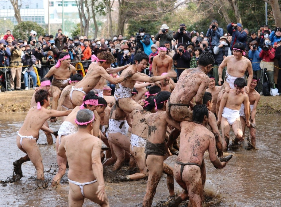 裸　泥 