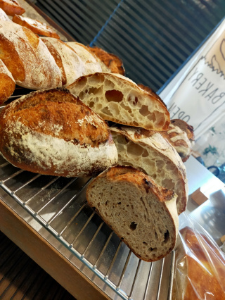 豊富な種類のハード系パン