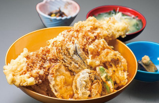 器から飛び出すほどの大きな穴子が乗った、1日限定30食の「特大あなご天丼」