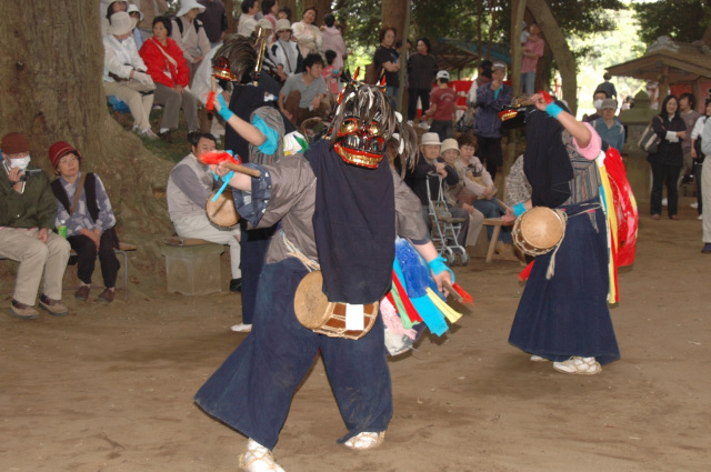 平岡鳥見神社の獅子舞／平岡鳥見神社
