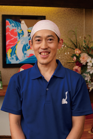 「うなぎは、注文を受けてから備長炭でていねいに焼き上げて います。外は香ばしく中はふっくら、タレは飽きのこない深い味わ いに仕上げています」と言う3代目店主の長島富郎さん