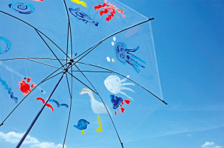 ビニール傘に絵を描いて、お気に入りのオリジナル傘にしよう
