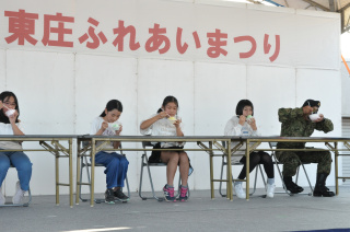 かき氷早食い競争の様子