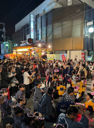 四区の山車②　夜は八街駅南口で各区同士の競演が繰り広げられます