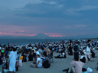 富津市民花火大会打ち上げ前の海岸の様子