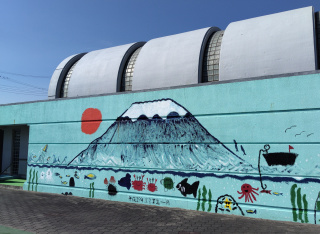 金谷海浜公園プール子供たちが描いた壁画1
