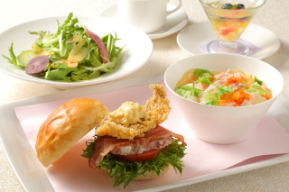 房総ポークと房州鰺フライバーガー　小蛤のスープパスタ　サラダ添え