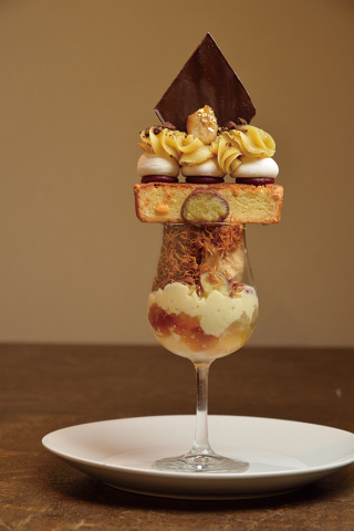 金蜜芋のお城パフェ