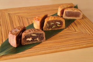 （手前から）戸定珈琲月餅、松戸白宇宙かぼちゃ月餅、与佐ヱ門梨月餅