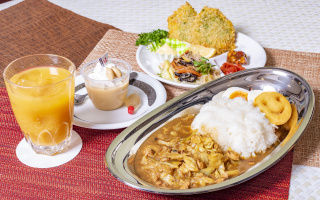 海辺の小さなお宿 まるへい民宿：鮪サンガに黒麻油が香るブラックジャックカレー