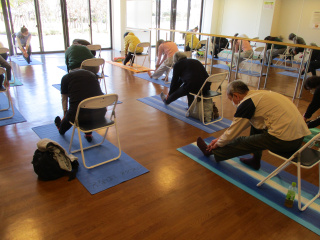 椅子ヨガで健康長寿