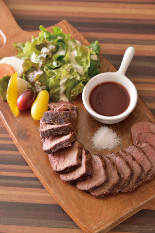 千葉県産イチジクを使った フルーティなソース、粗塩で味 わう鹿モモ肉のタリアータ