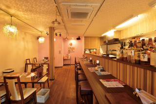 心地よいジャズが流れる店 内。不定期でライブ演奏も開催