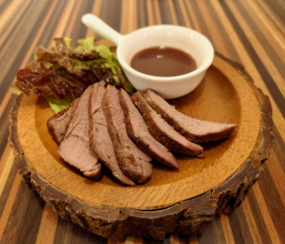国産の豚肩ロースをじっくり焼き上げ、玉ねぎとバルサミコ酢で作ったソースをお好みの量で