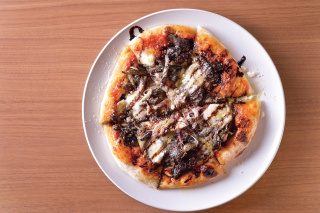 鹿肉とモッツァレラのジビエピザ