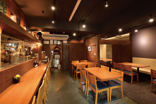 豪快に焼き上げる炎を目にしながら、香ばしいジ ビエを楽しめるライブ感あふれる空間