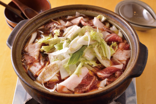 勝浦産のイノシシ肉 をたっぷりの野菜とともに赤味噌、花椒で煮込む猪鍋