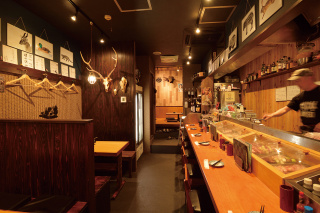 全席禁煙で掘りごたつ席も完備。家族やグループ でくつろげます。