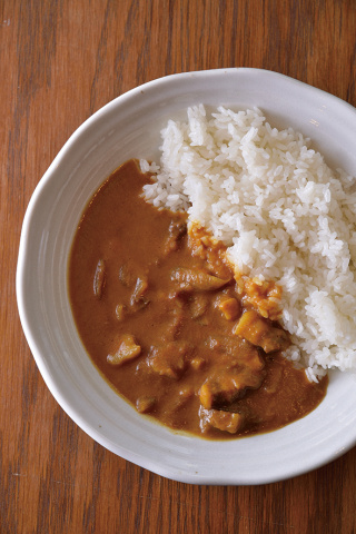 イノシシのバラ肉をやわらかく煮込んだジビエカレー
