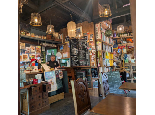 ウッディな店内の壁1面にドリンクメニューが並びます。