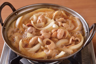 プリプリの生ホ ルモンとたっぷりのタマネギを煮込むもつ鍋