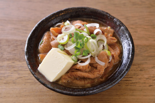 「もつ煮バター」大きめの大腸のみを使い、とろりとやわらかな口当たりに仕上げています。