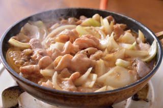 「もつ鍋」プリプリ食感の小腸、トロトロの大腸、コリッとした歯ごたえのガツなど、部位ごとの味わいをしっかり楽しめます。