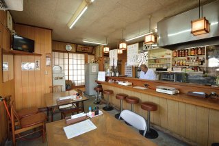 昭和レトロな趣のある店内。