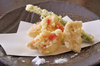 塩またはワサビ塩で味わうキンメダイの天ぷら。身はふんわり、噛むほどに上品な甘みが広がります