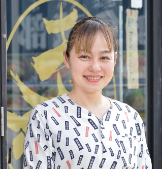 「 天日干し で仕上げた干物はしっかり脂がのっ ているので、焼くことでうまみが引き 立ちます」と語る山本さん