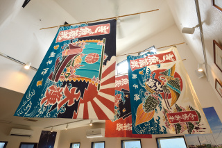 大漁 旗が目をひく店内